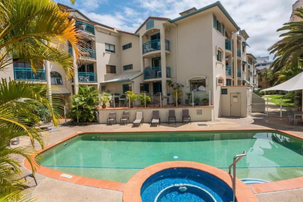 Apartment 1b In The Heart Of Broadbeach!