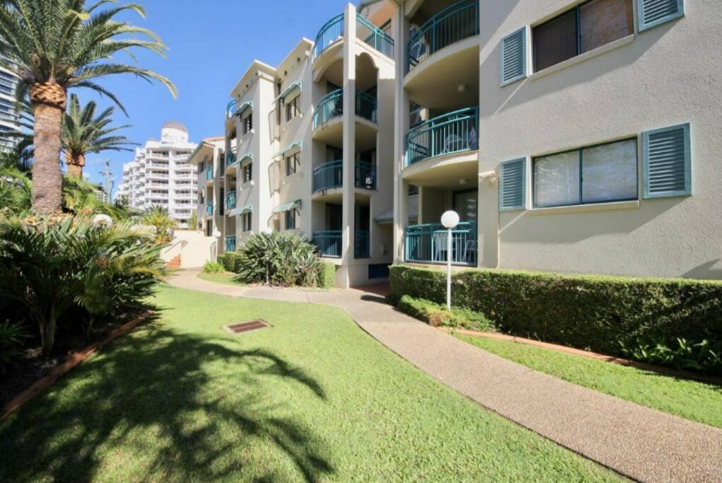1b In The Heart Of Broadbeach! Apartment *